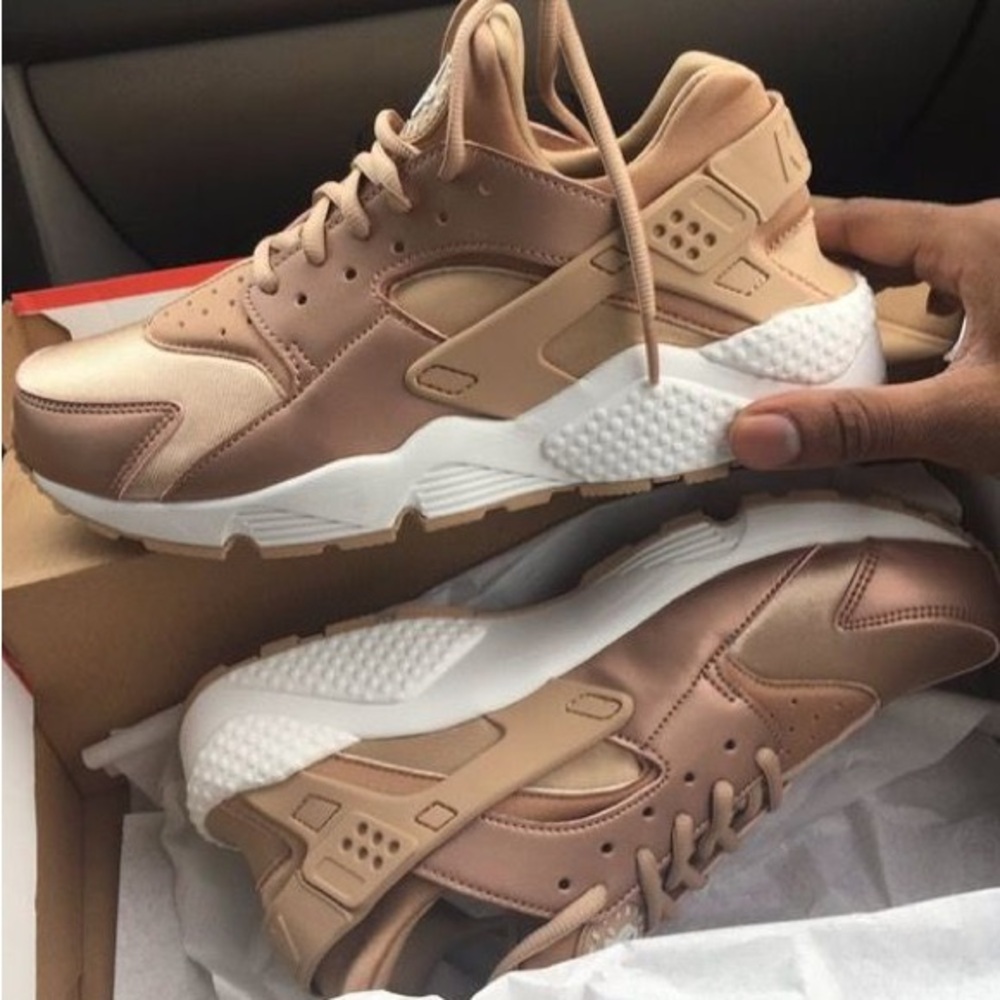 women’s nike run hurache SE rose gold